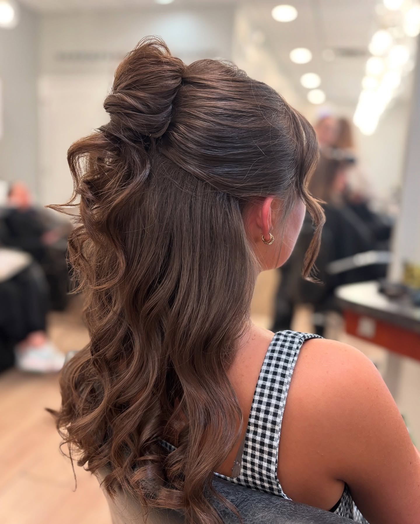 13. Halb-up-Pony mit losen Mokka-Locken (Prom-Frisuren)