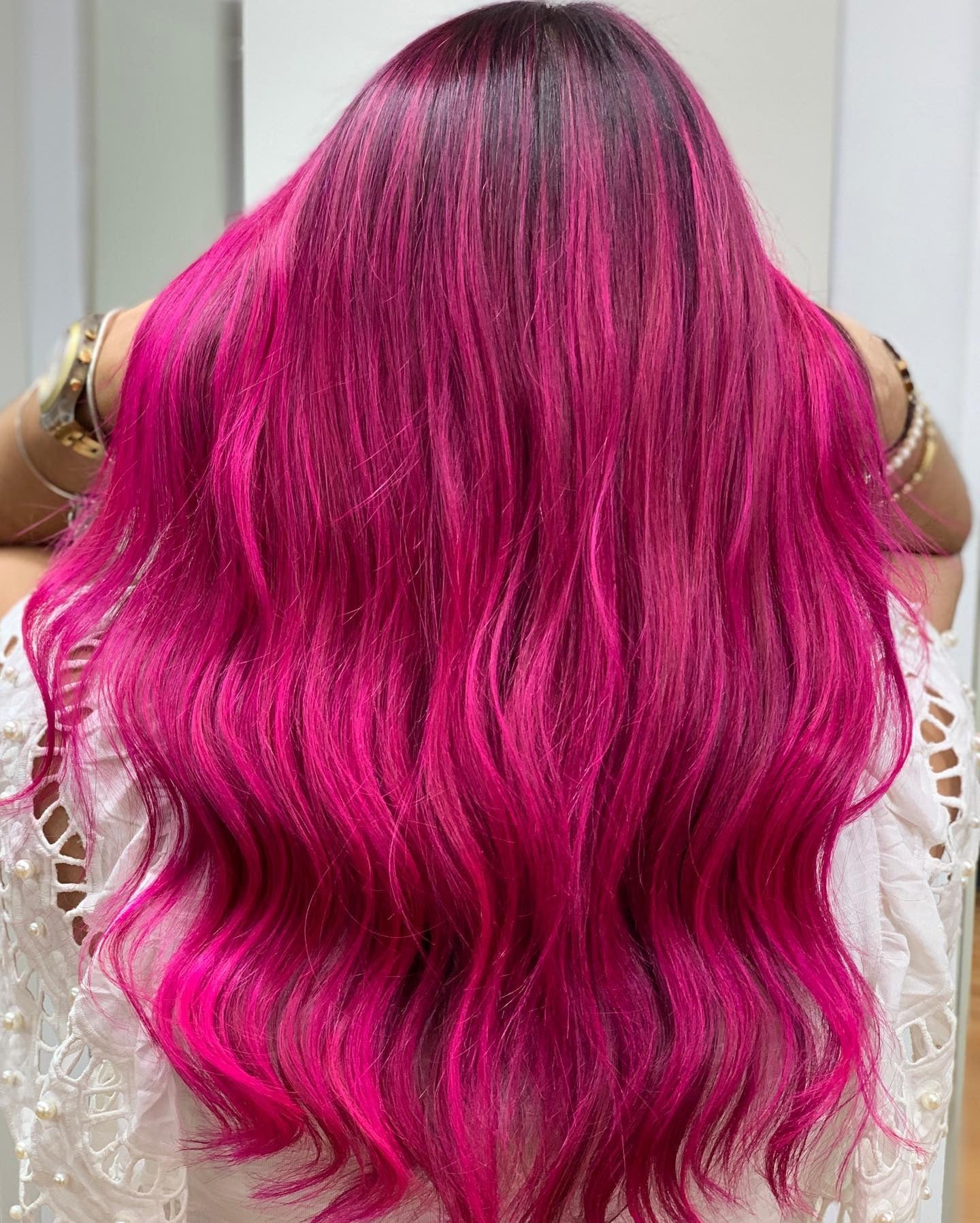 13. Hochkontrastische Magenta-Wellen mit dunklen Wurzeln (Magenta Haarfarbe)