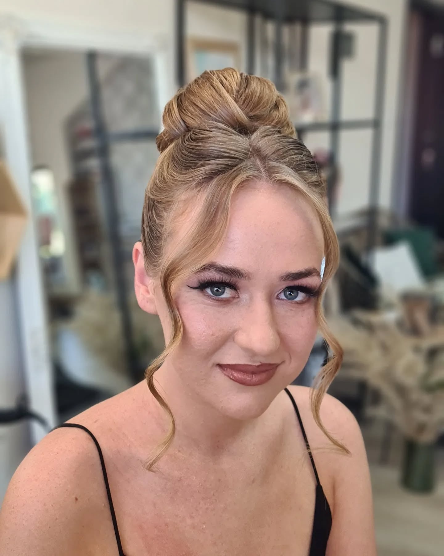 13. High Bun mit Rahmungslöcken und Highlights (elegante Frisuren)