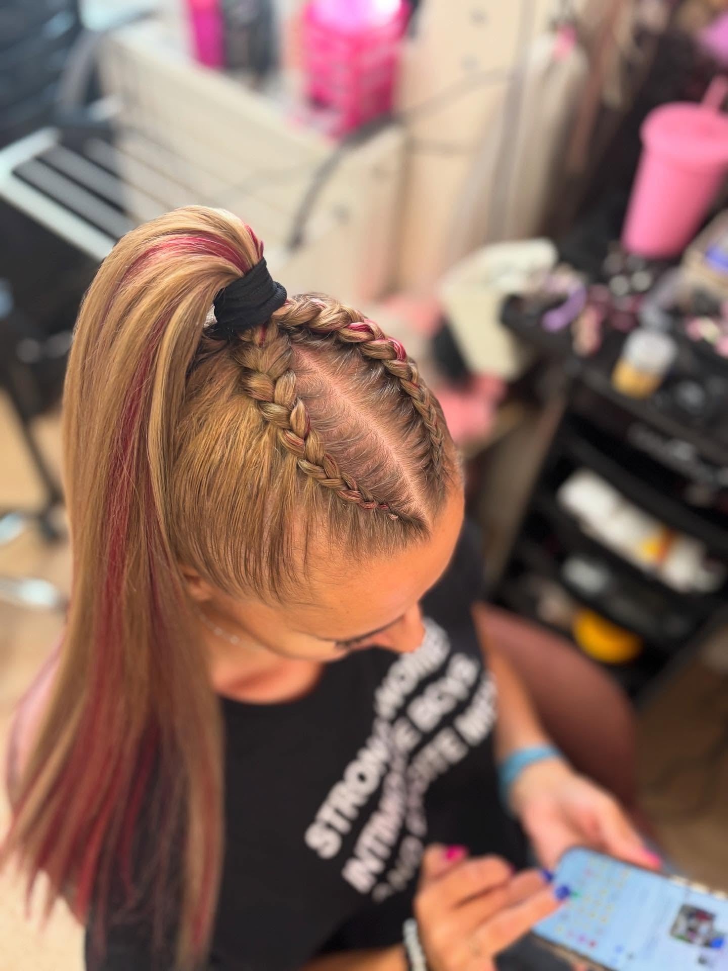 13. Hoher Pferdeschwanz mit geflochtenem Akzent und roten Highlights (geflochtene Frisuren)