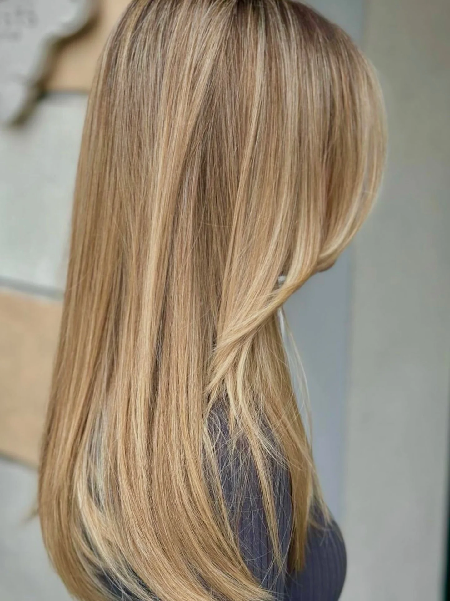 13. Dimensionale Highlights in Honigblond auf glatten, langen Schichten (Honigblonde Haarfarbe)
