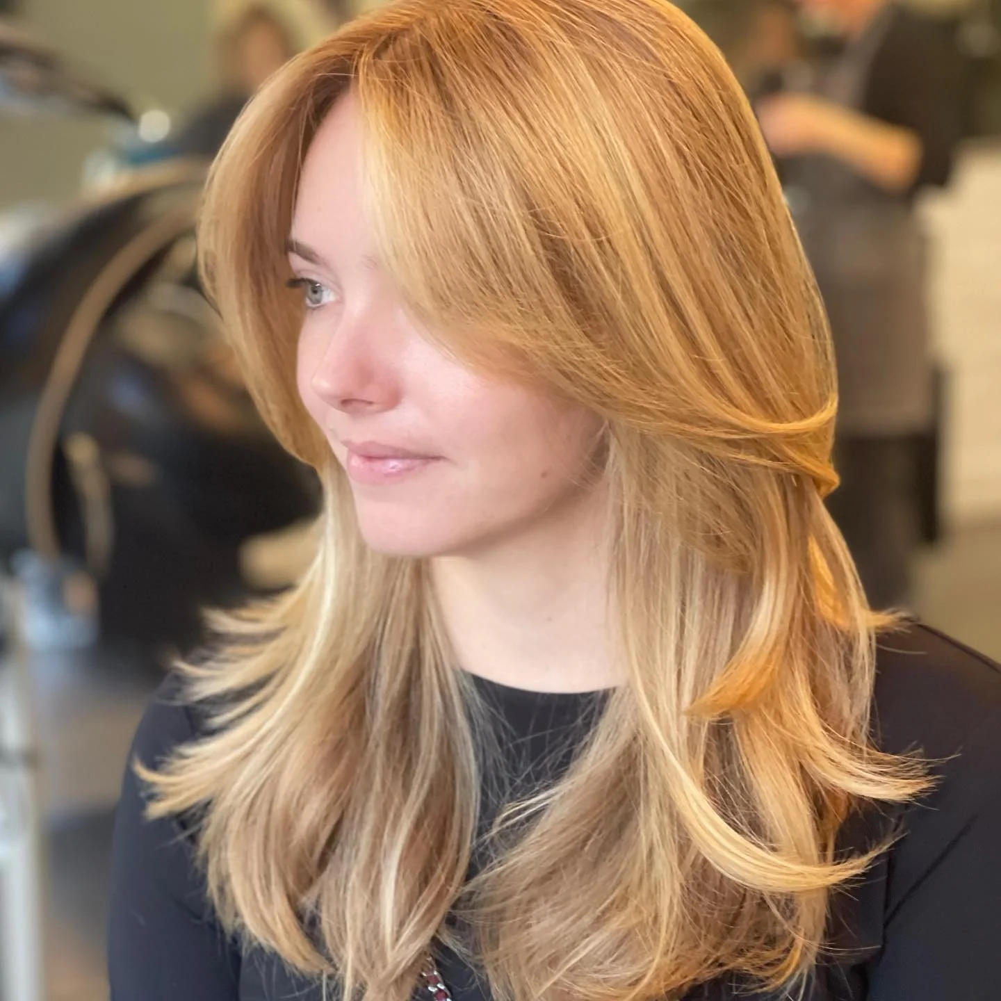 13. Honigblonde gefiederte Schichten (Rasiermesserschnitt-Frisuren)