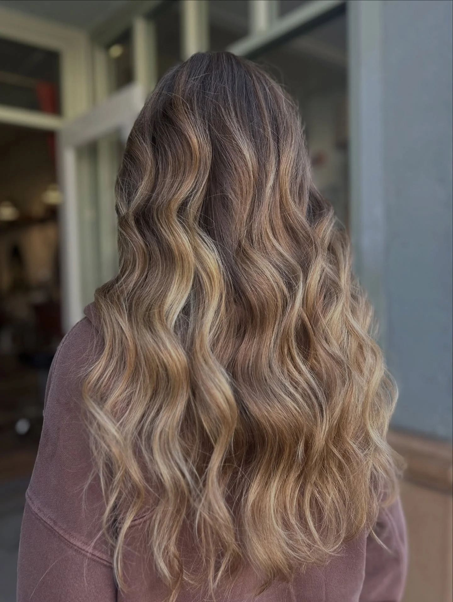 13. Honey Bronde Balayage mit langen, lockeren Wellen (Balayage-Haarfarben)