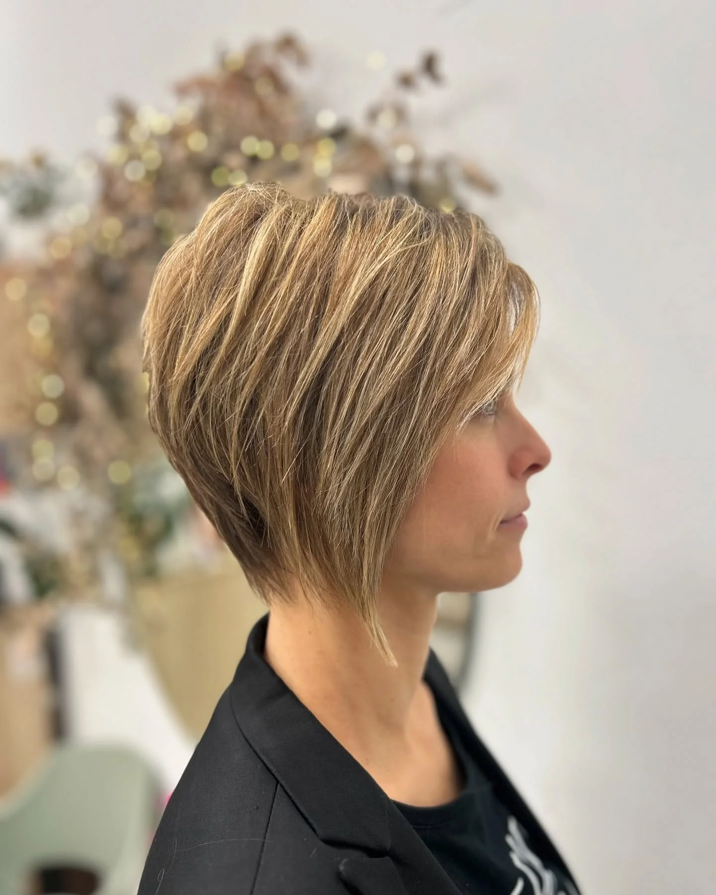 13. Honey Bronde Graduated Pixie Bob (Lange Pixie Cuts)