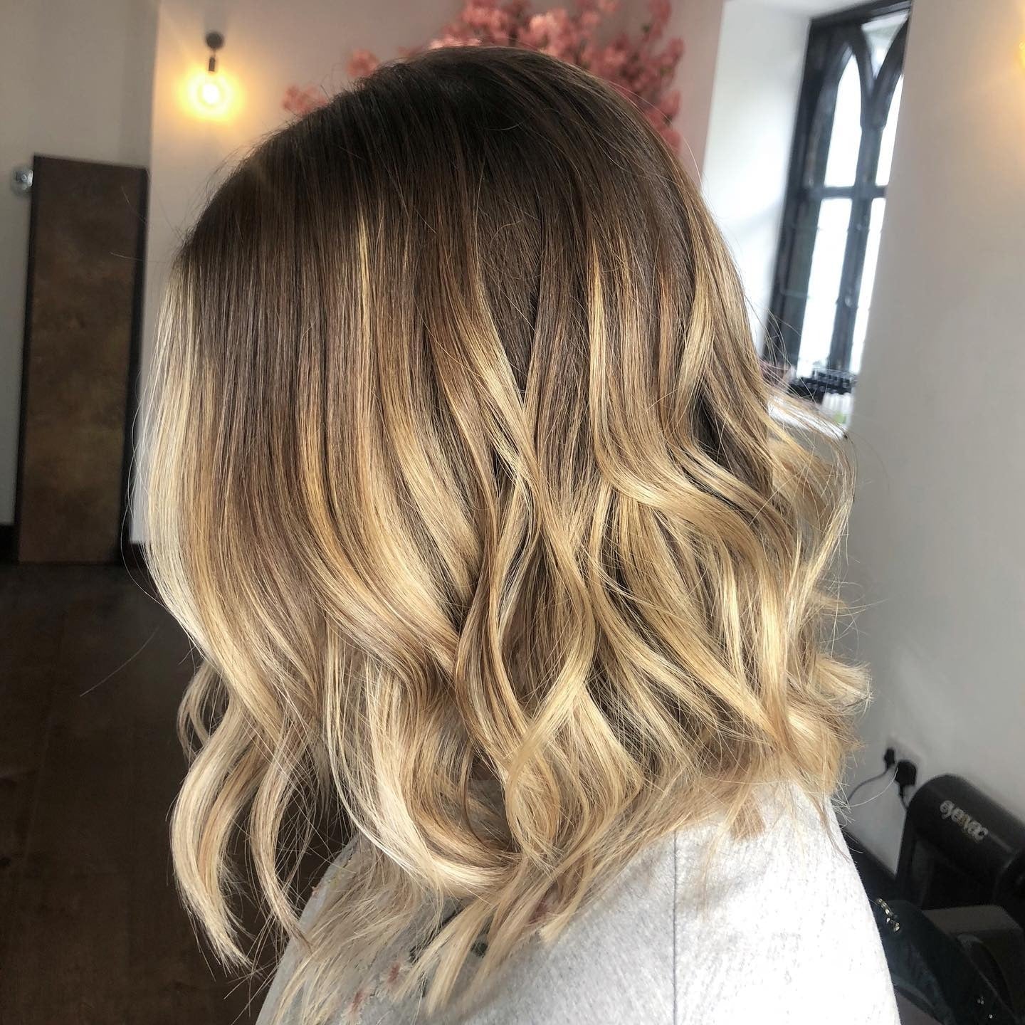13. Honey Melt Balayage Midi Waves (Midi-Schnitt-Frisuren)