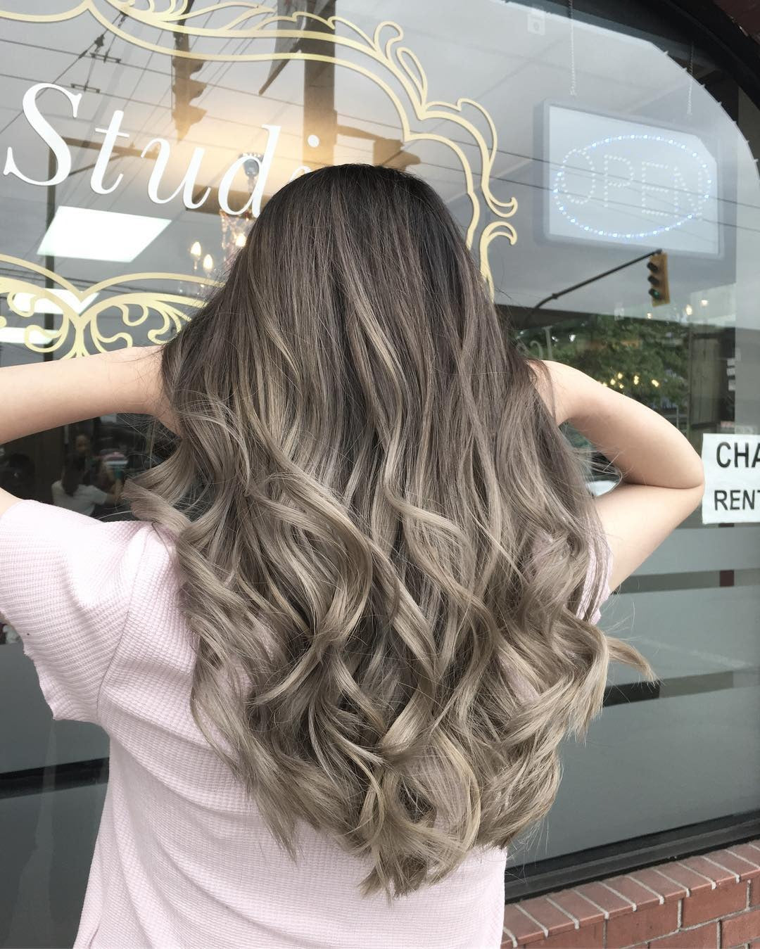 13. eisige Aschenmischung mit voluminösen Locken (Ascheblonde Balayage)