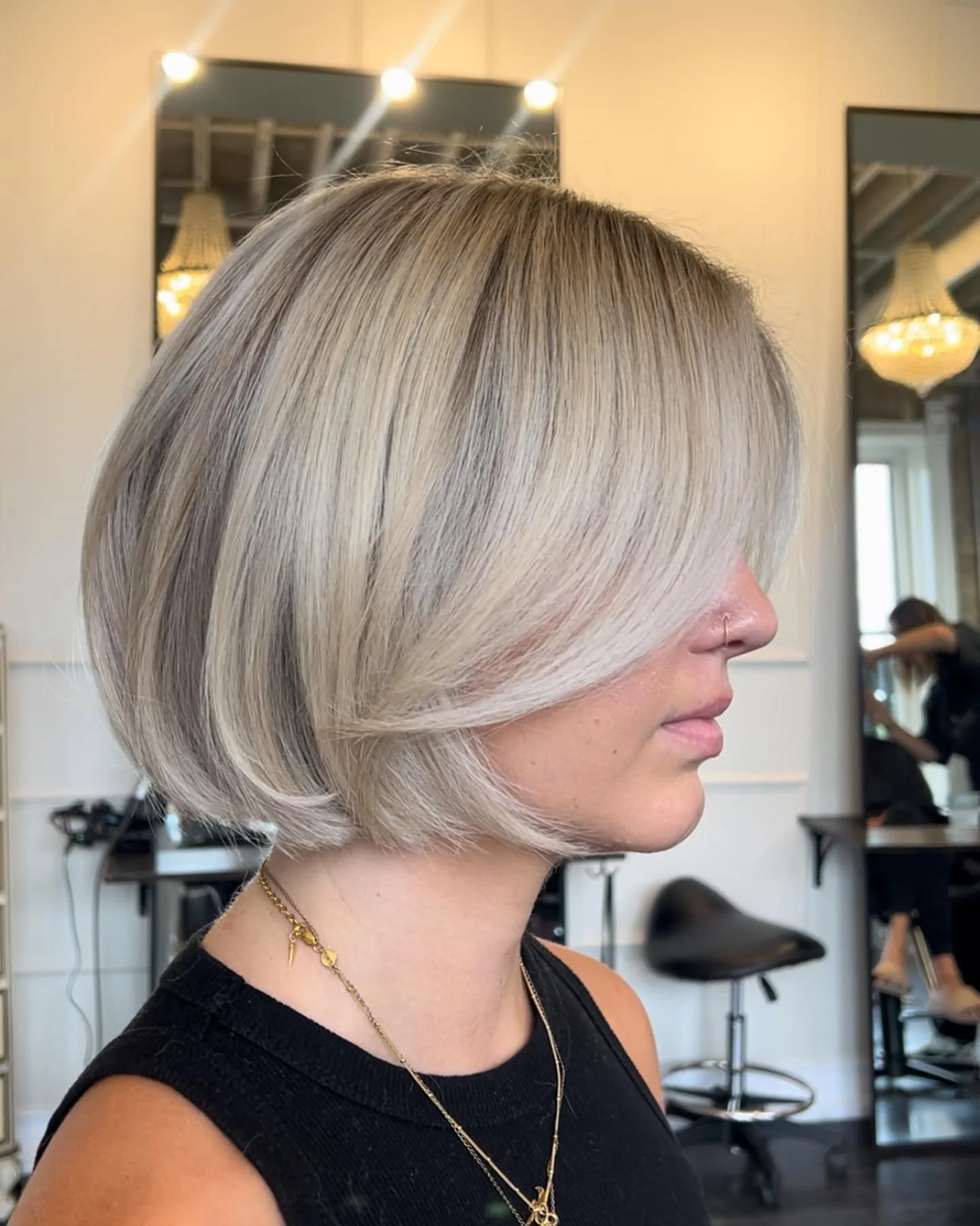 13. Icy Blonde Precision Bob (federndes Bob-Haar)
