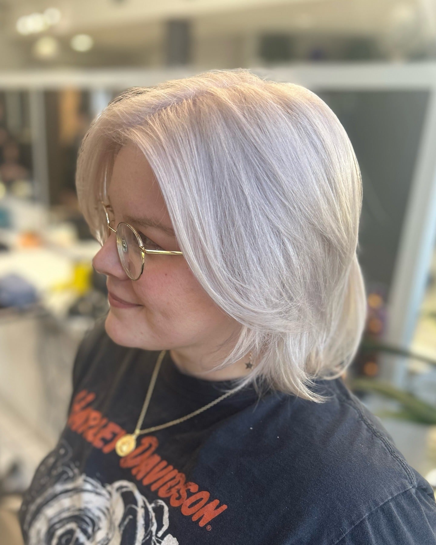 13. eisiges Platin -Midi geschnitten mit gefiederten Enden (Platinblondes Haar)