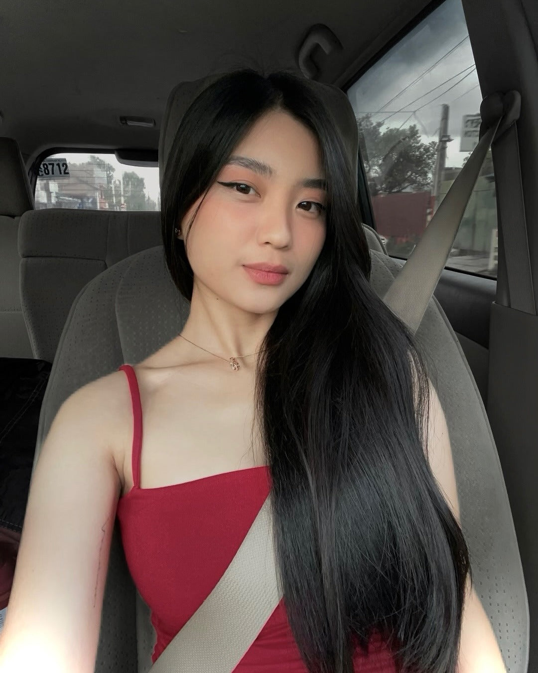 13. Jet Black Sleek Layers (lange Frisuren für Frauen)