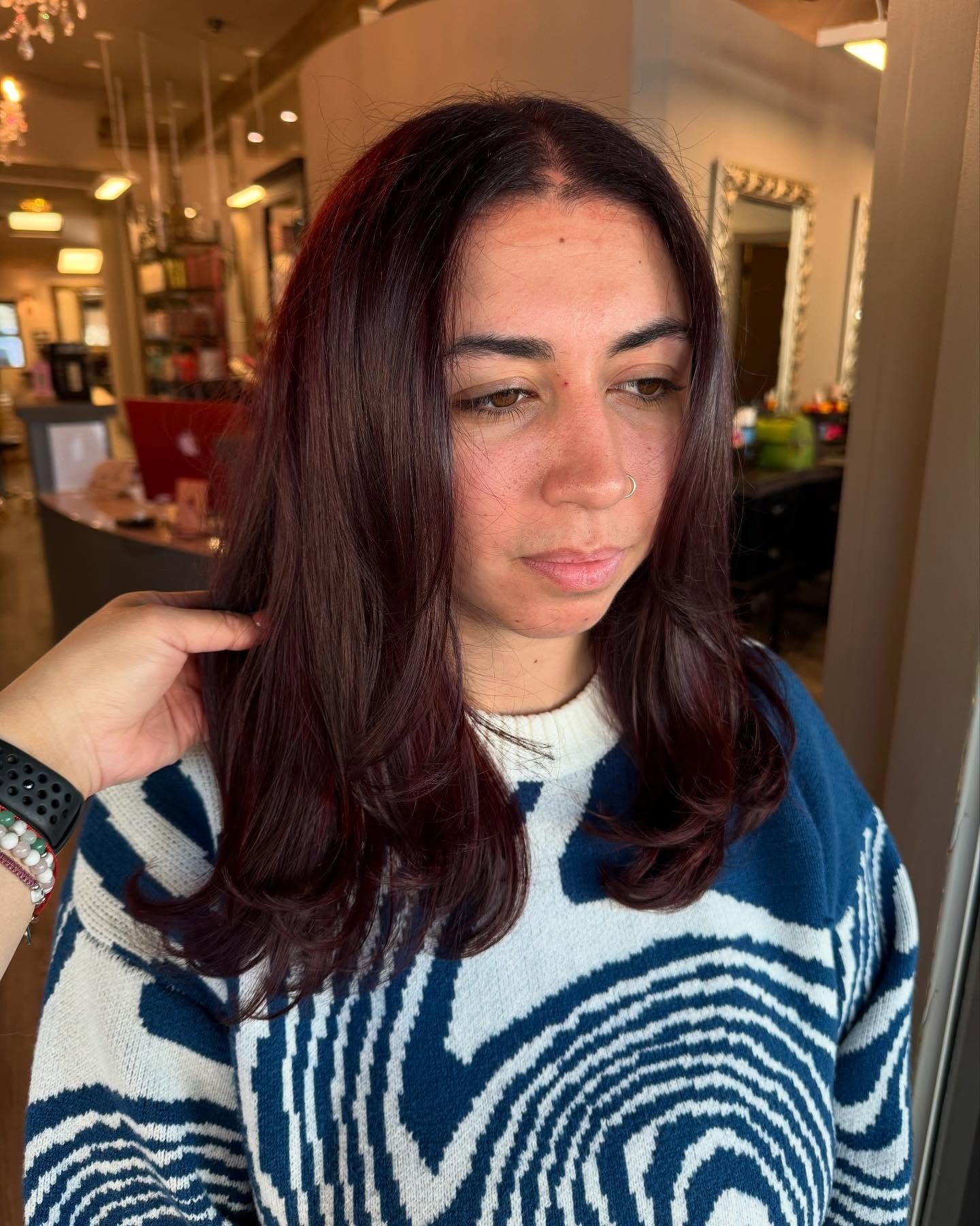 13. geschichtetes Kirschbraun mit mittlerer Länge (kirschbraune Haarfarbe)