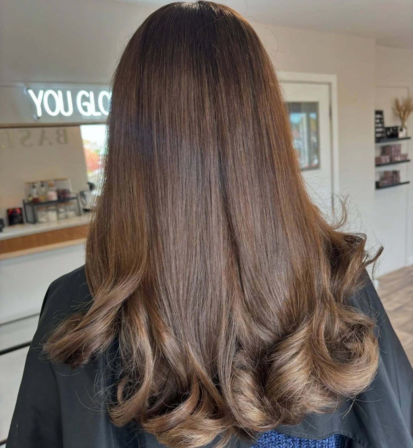 13. Hellaschbraune Schichten mit weichen, gekräuselten Enden (Hellaschbraune Haarfarbe)