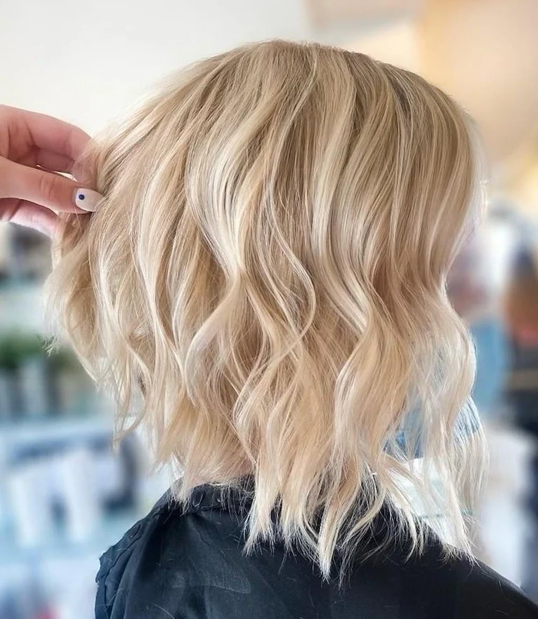13. Hellblonder, strukturierter, gestapelter Bob mit lockeren Wellen (gestapeltes Bob-Haar)