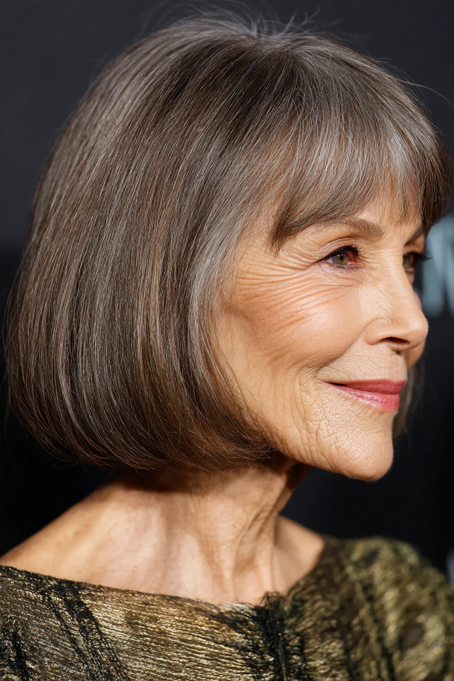 13. Hellbrauner klassischer Pagenjunge (beliebte Haarschnitte für Frauen über 60) – Beliebte Haarschnitte für Frauen über 60