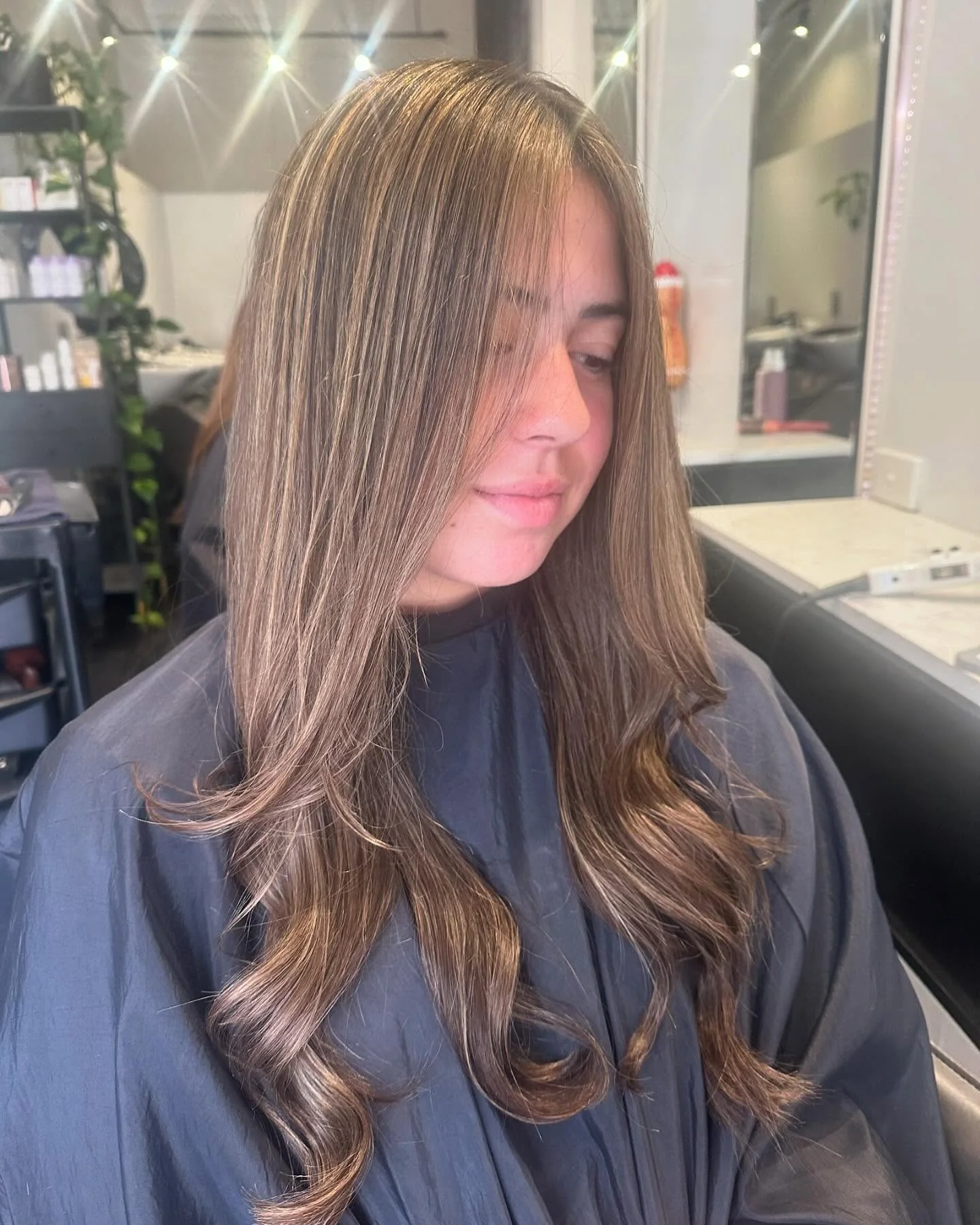 13. Hellbraune Schichten mit feinen Champagner-Highlights (braunes Haar mit Highlights)