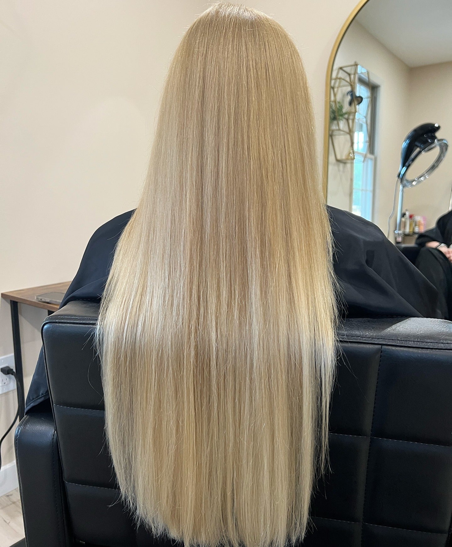 13. Leichte Champagnerblond mit schlanker Präzision (langes blondes Haar)