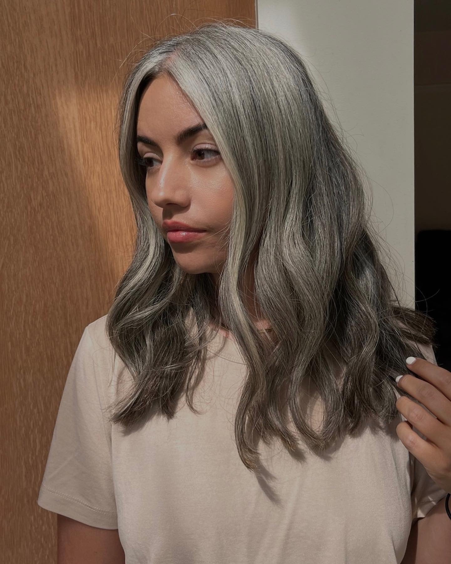 13. Mittellange rauchige graue Wellen (graue Haarfarbe)