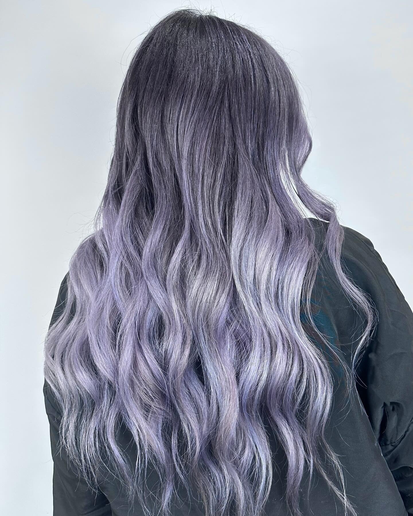 13. Midnight Silver-Lavender Ombre Flow (Silber-Lavendel-Haarfarbe)