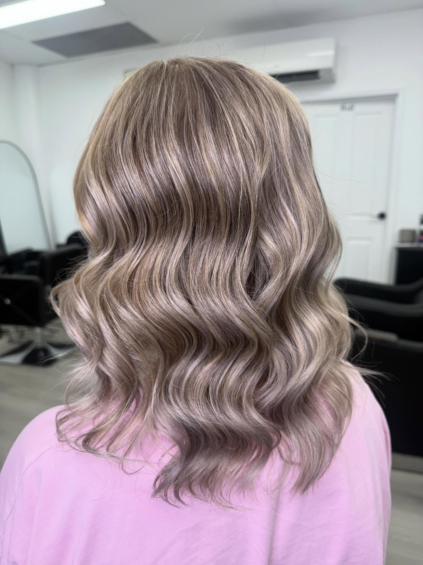 13. Pilzaschblonde Wellen mit sanfter Perlendimension (Aschblonde Haarfarbe)