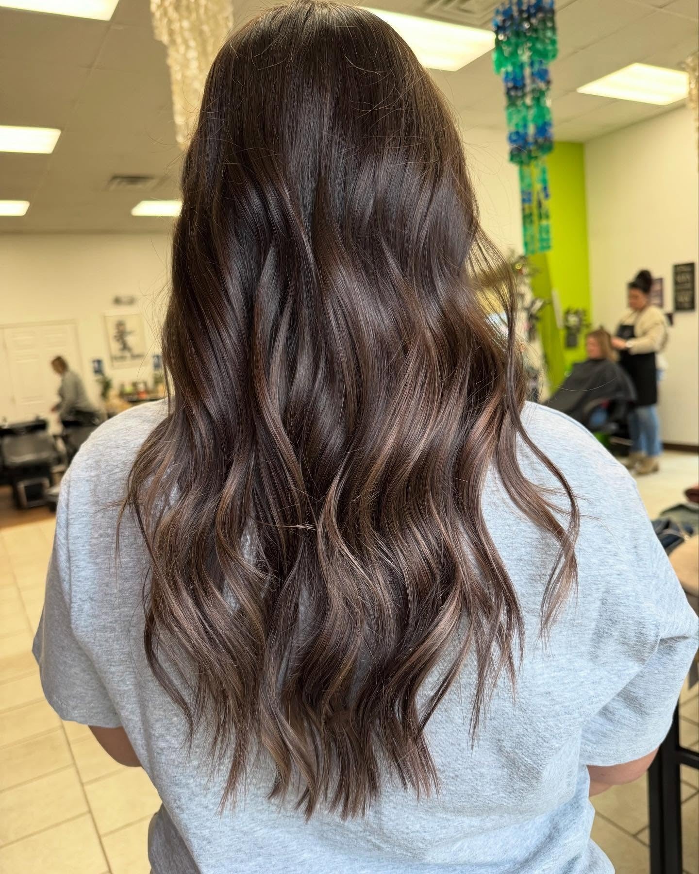 13. Stummschkolierter Schokoladenbalayage mit aschigen Abmessungen (schokoladenbraune Haare mit Highlights)