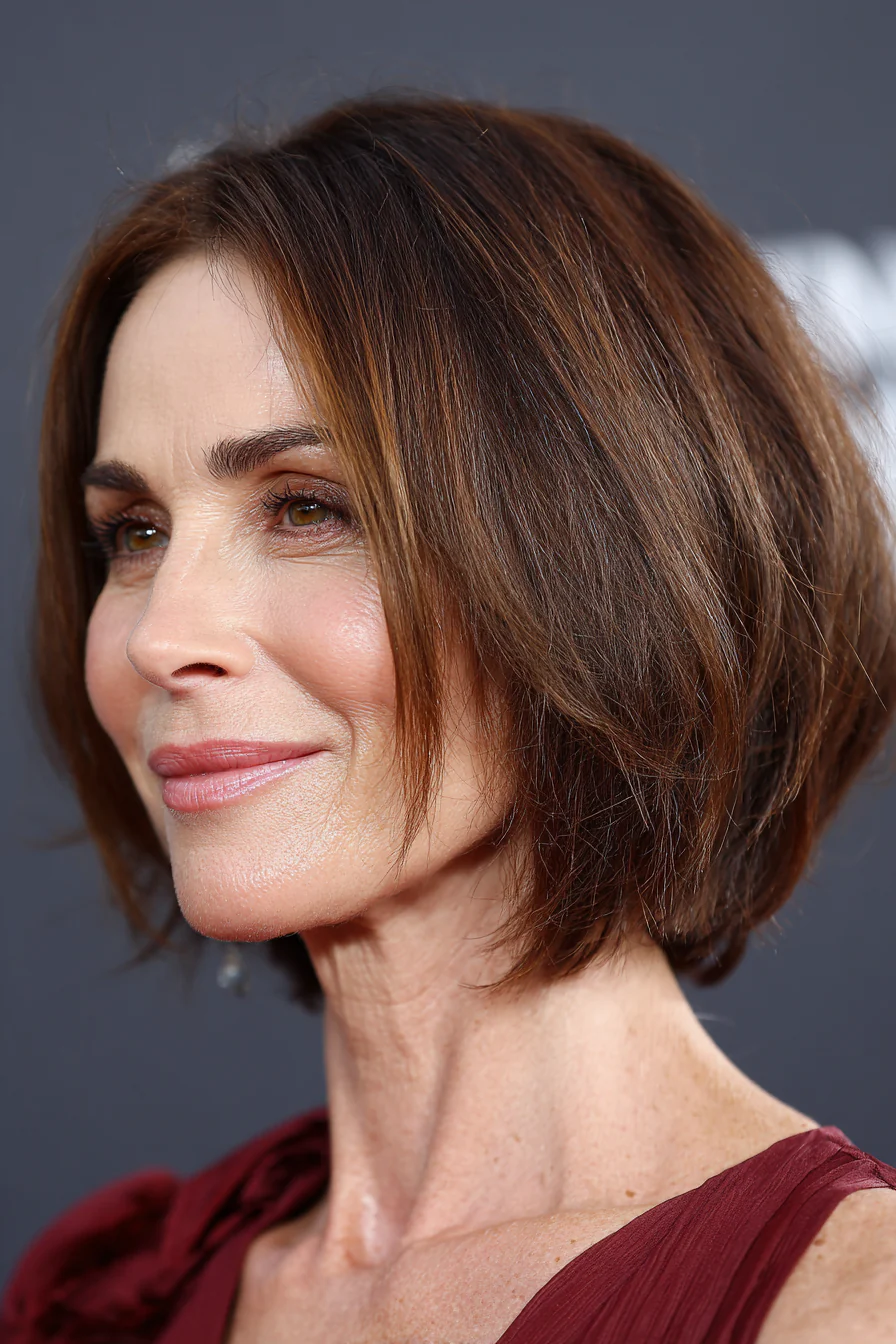 13. Halslanger Keilschnitt mit tiefem Braun (Elegante Frisuren für Frauen über 40) – Elegante Frisuren für Frauen über 40