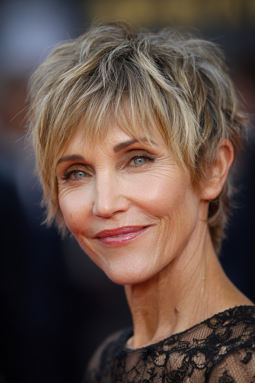 13. Piecey Pixie in Dunkelblond (Kurzhaarschnitte für dünner werdendes Haar für Frauen über 50) – Kurzhaarschnitte für dünner werdendes Haar für Frauen über 50