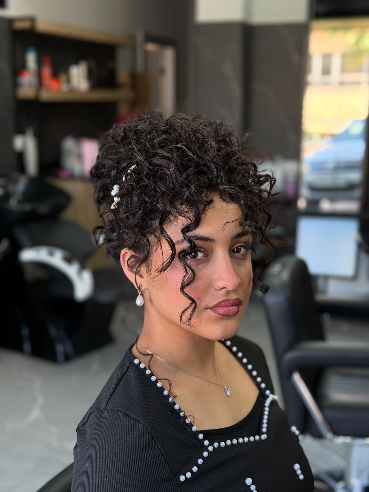 13. Curly Hochsteckfrisur mit Perlenakzentdetails (lockige Frisuren)