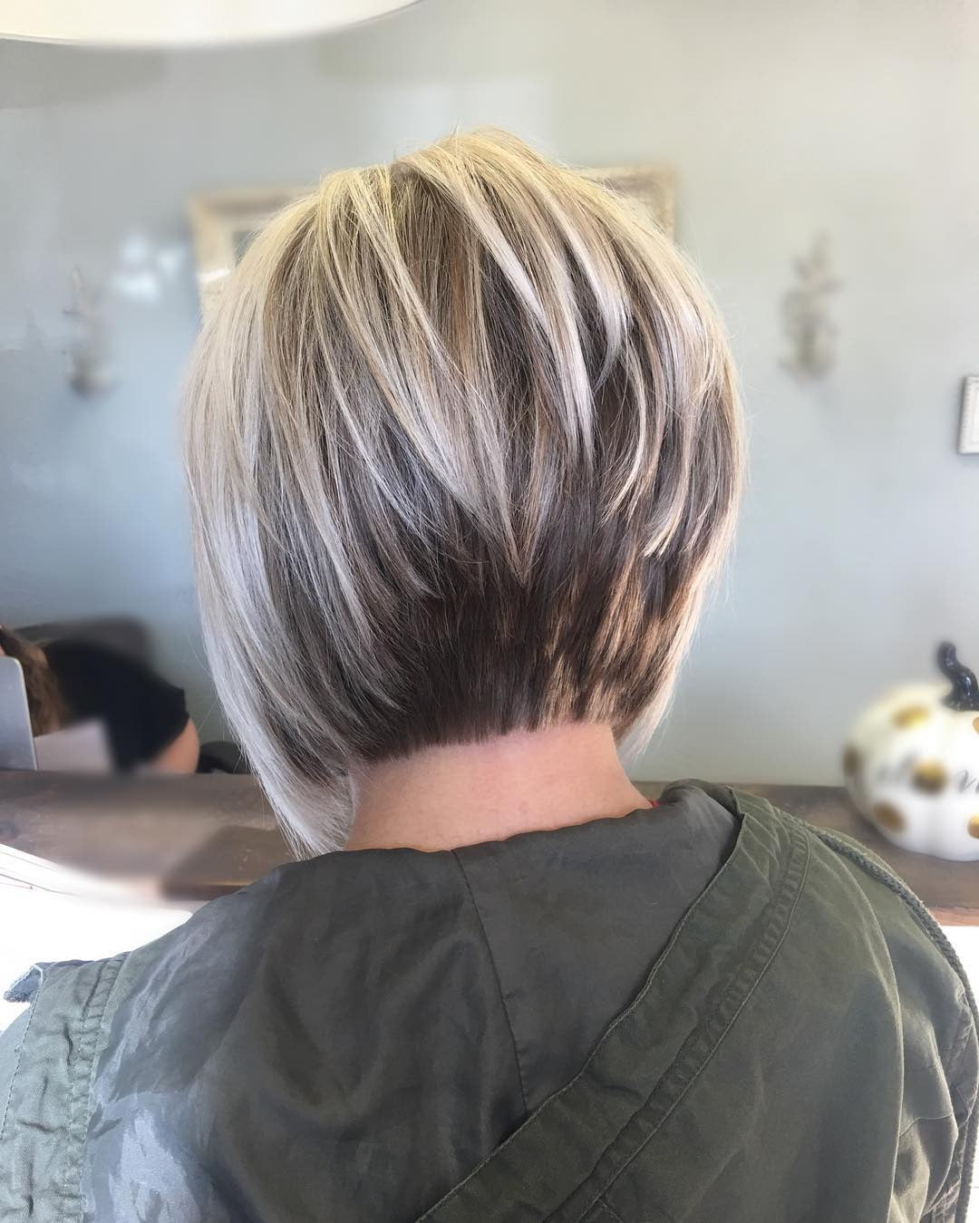 13. Platin-Wurzel-sich verjüngter Bob (gestapelter Bob-Haar)