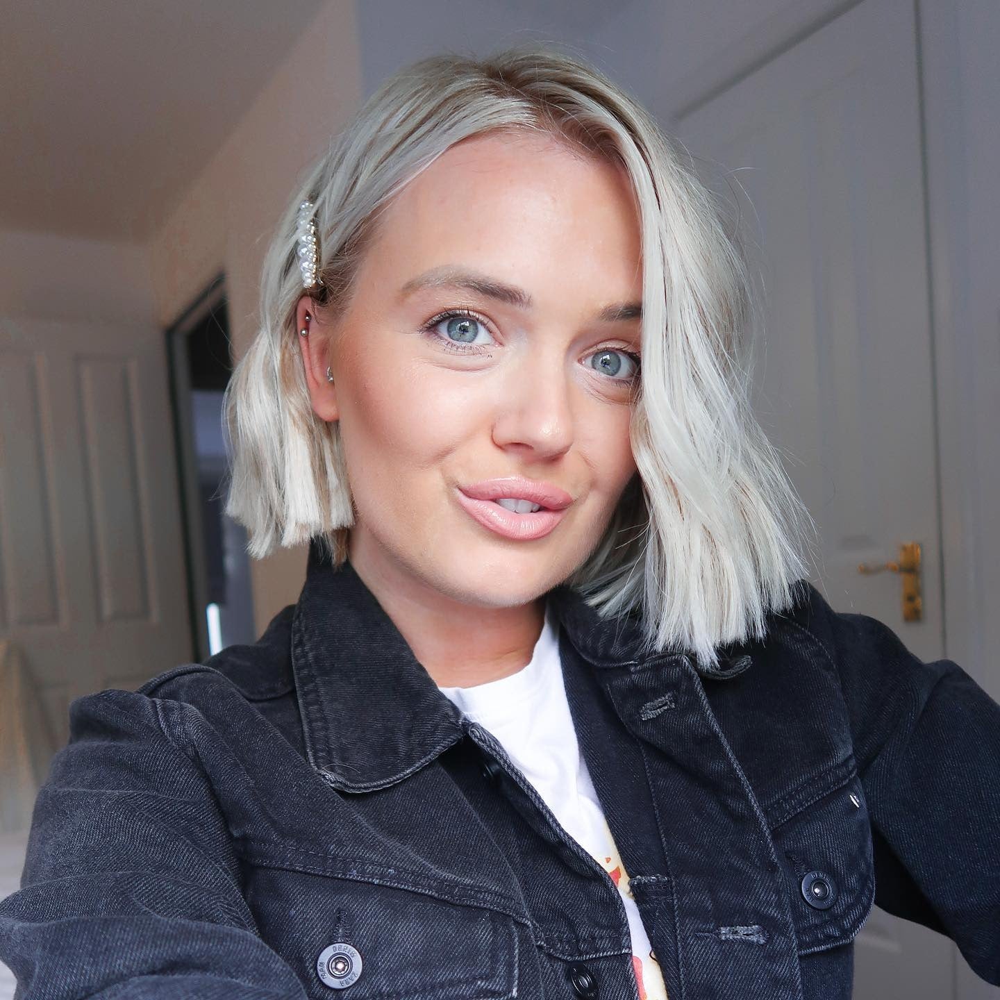 13. Platinblonde stumpfe Bob mit Clip -Akzent (kurze blonde Frisuren)