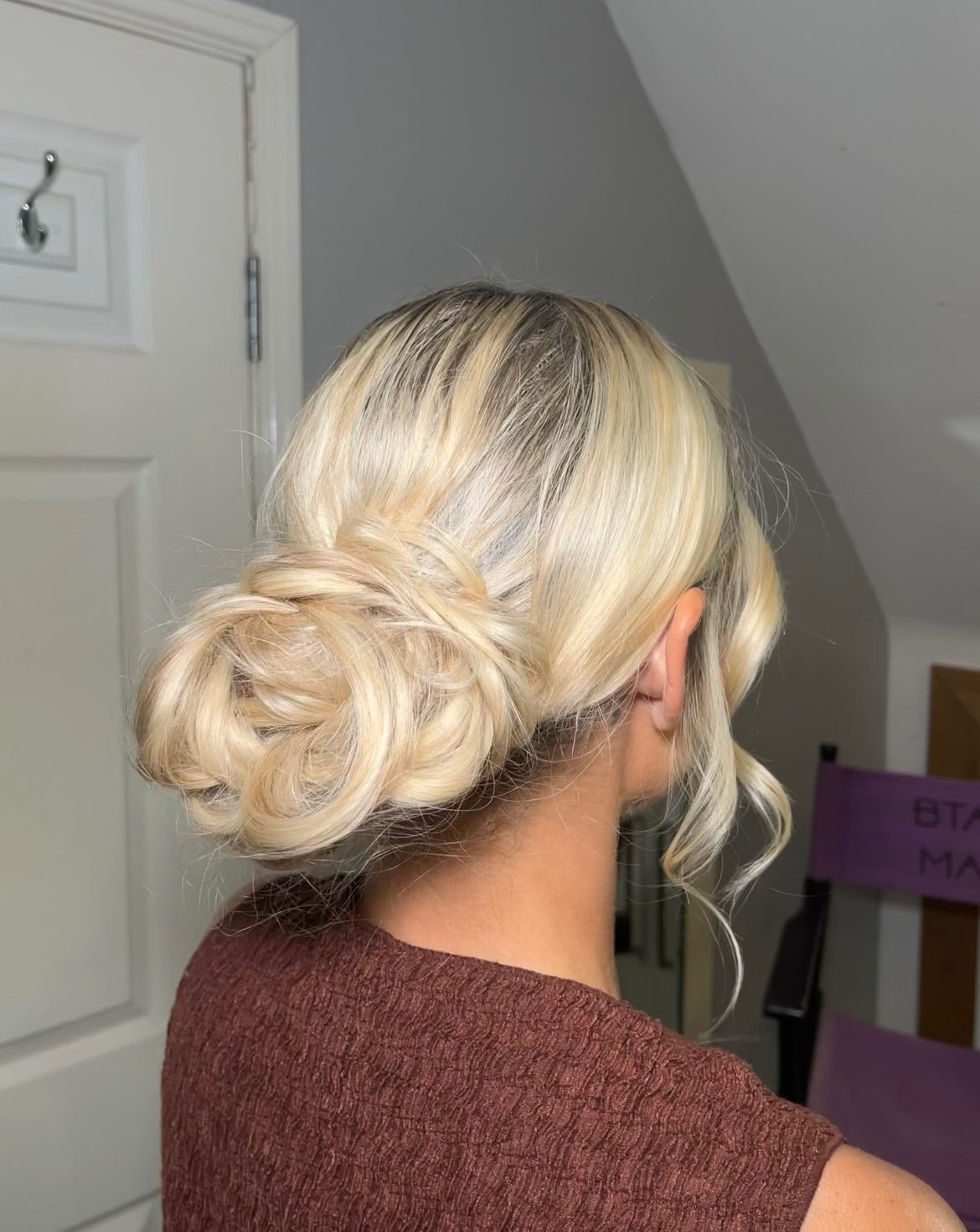 13. Platinblondes Brötchen mit definierten Wendungen (niedriges, unordentliches Haarbrötchen)