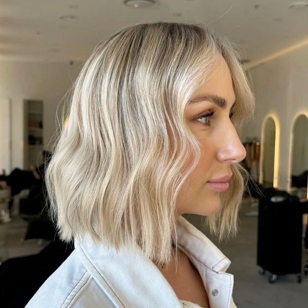 13. Platinblond strukturierter Bob mit weichen Wellen (mittlere Bob -Haarschnitte)