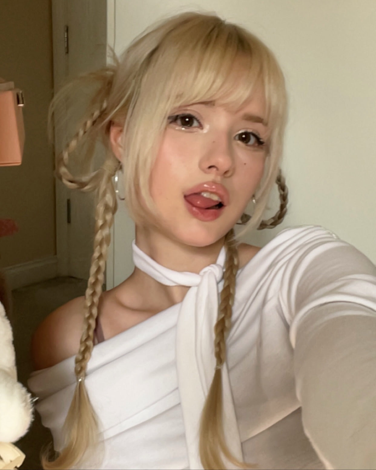 13. Verspielte geflochtene Zöpfe mit Gesichtsfestern-Platinblond (süße Frisuren)