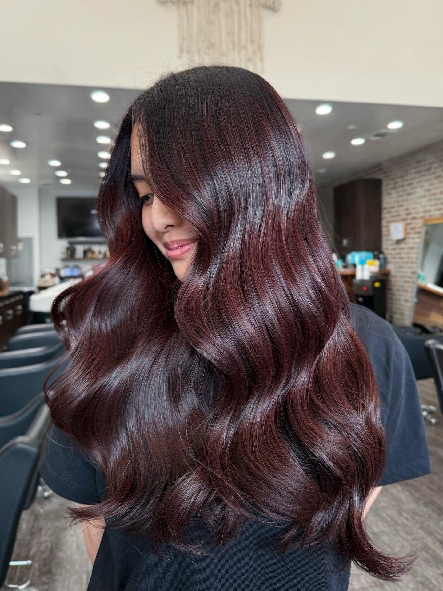 13. Polierte Burgunder-Glanzwellen (Tiefburgunder-Haarfarbe)