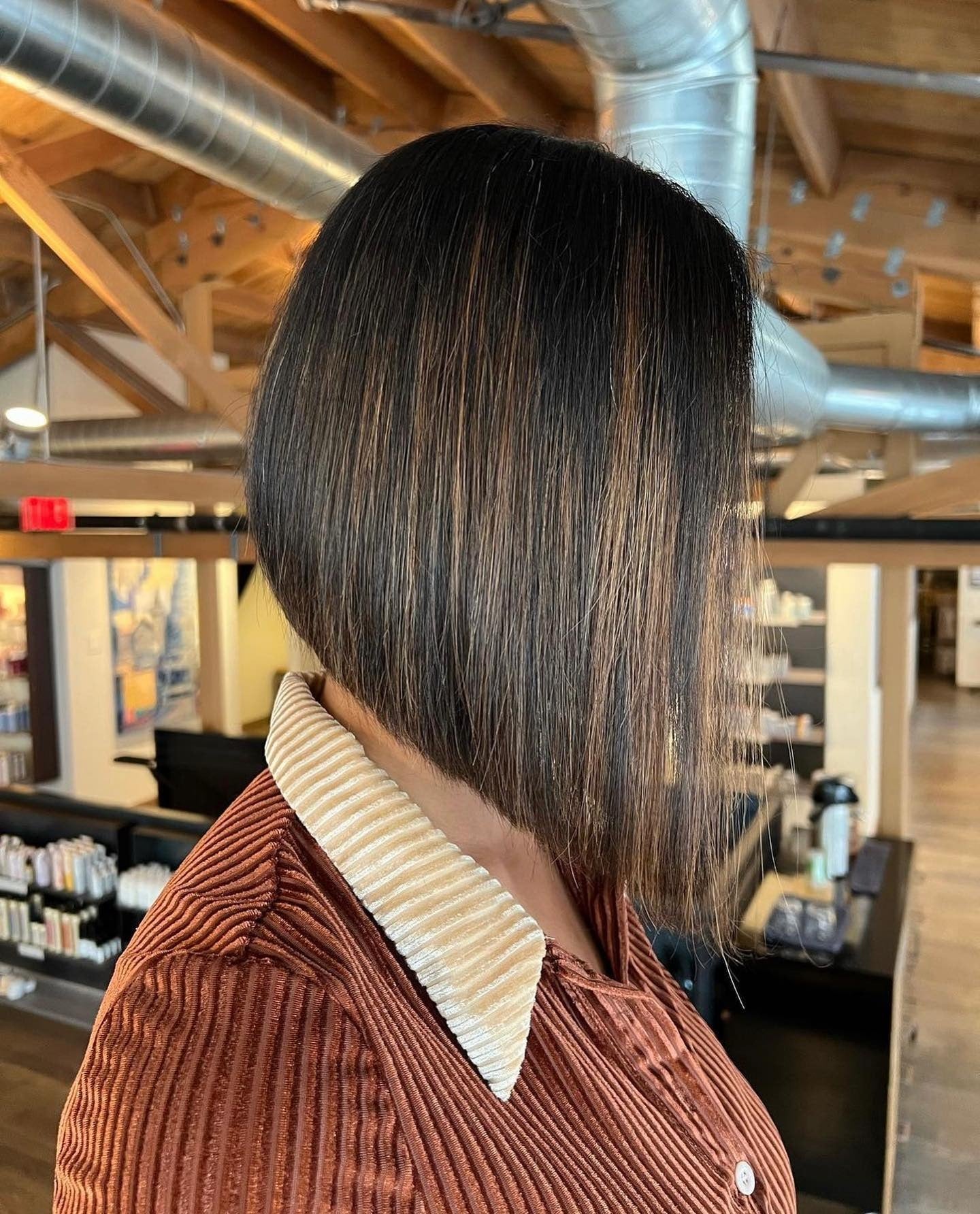 13. Polished Mokka abgewinkelter Bob (asymmetrische Bob -Frisuren)