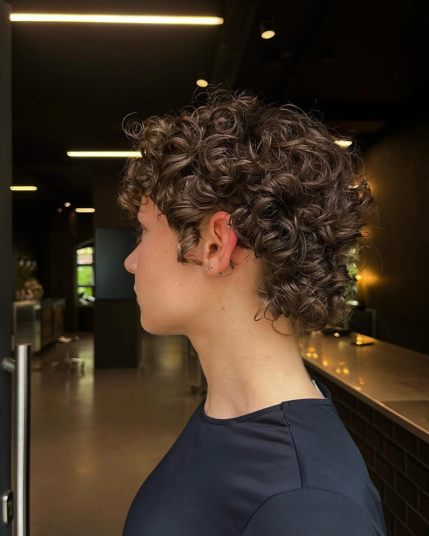 13. Raffinierter Curly Pixie mit schokoladenbraunen Spiralen (Curly Pixie Cut)