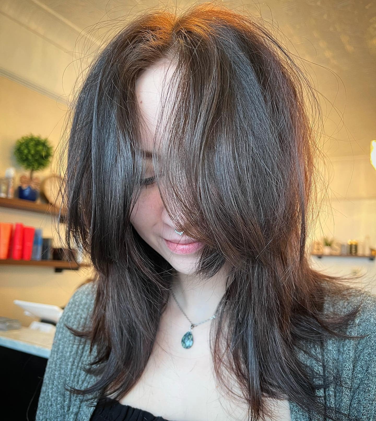 13. Reichhaltiges Espresso-Stufenhaar mit voluminösem Vorhang-Pony (Stufen-Zottelfrisuren)