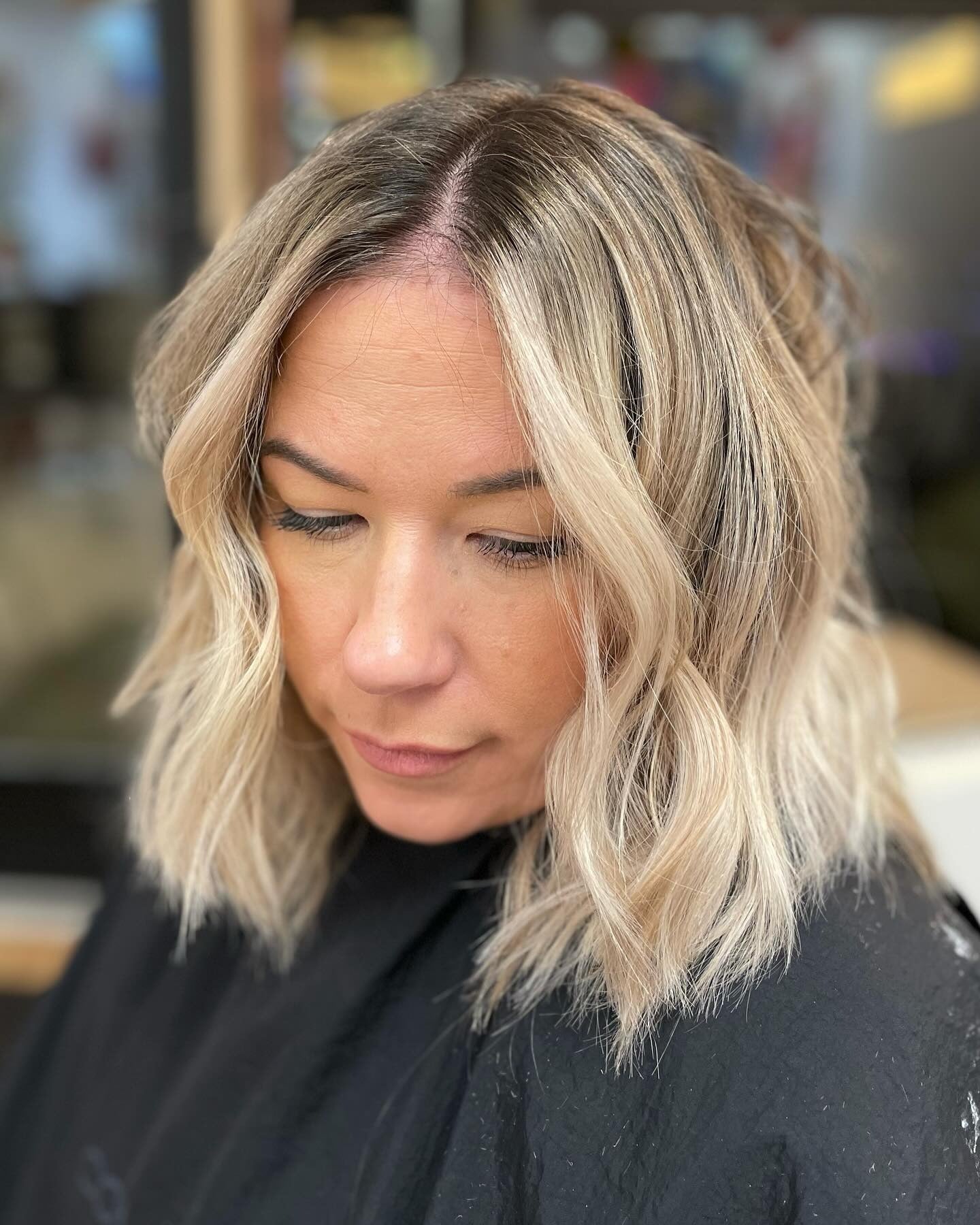 13. Rooted Platinum Wavy Lob (kurzes, unordentliches Haar für Frauen)