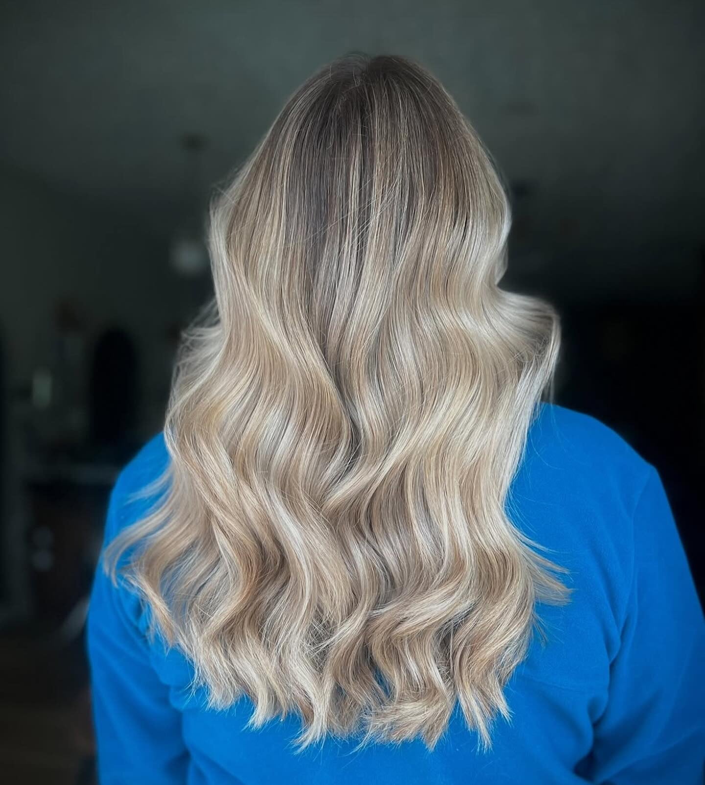 13. Wurzelte sandige blonde Balayage (sandige Haarfarbe)
