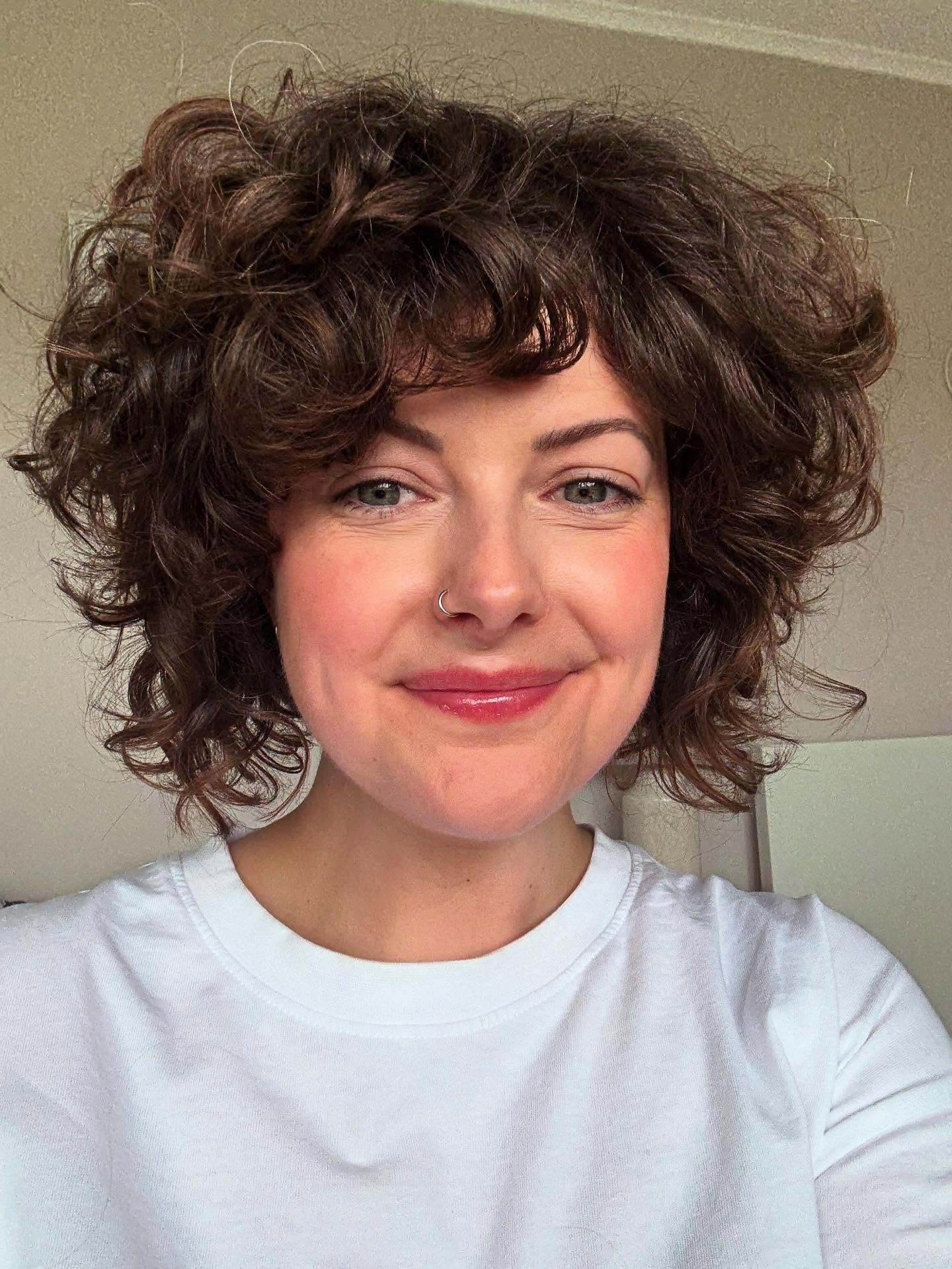 13. Abgerundeter lockiger Bob in klassischem Mittelbraun (kurze lockige Frisuren)