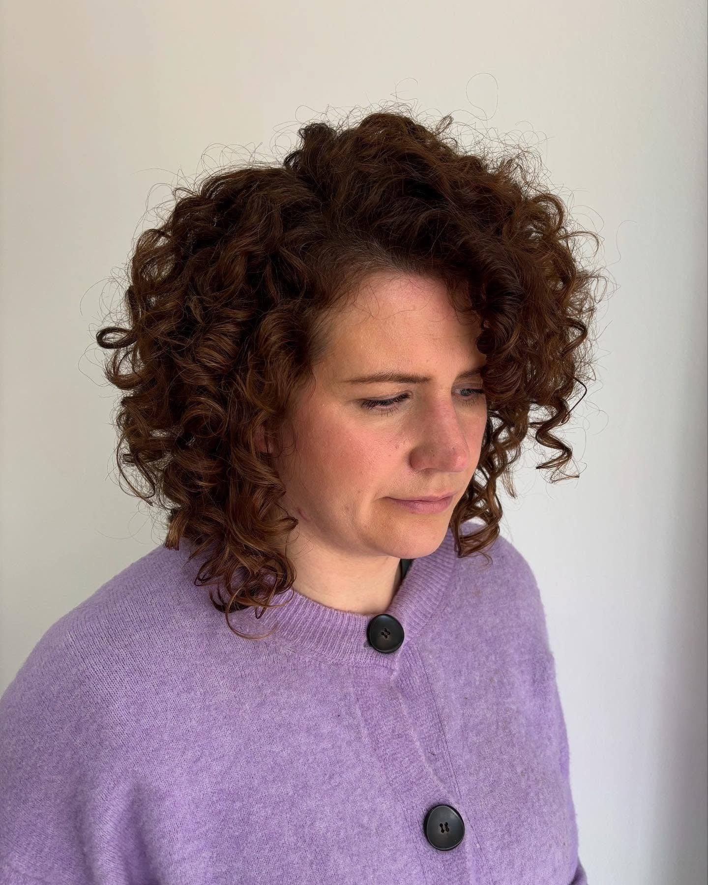 13. Abgerundeter, lockiger Bob in tiefem Kastanienbraun (lockige Frisuren)