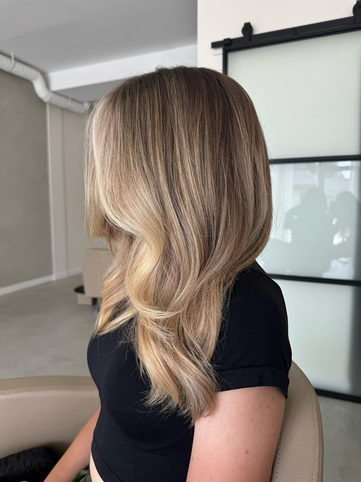 13. Schulter-Graze-Locken mit weichen Honig-Poplicht (Honigblonde Haare mit Highlights)