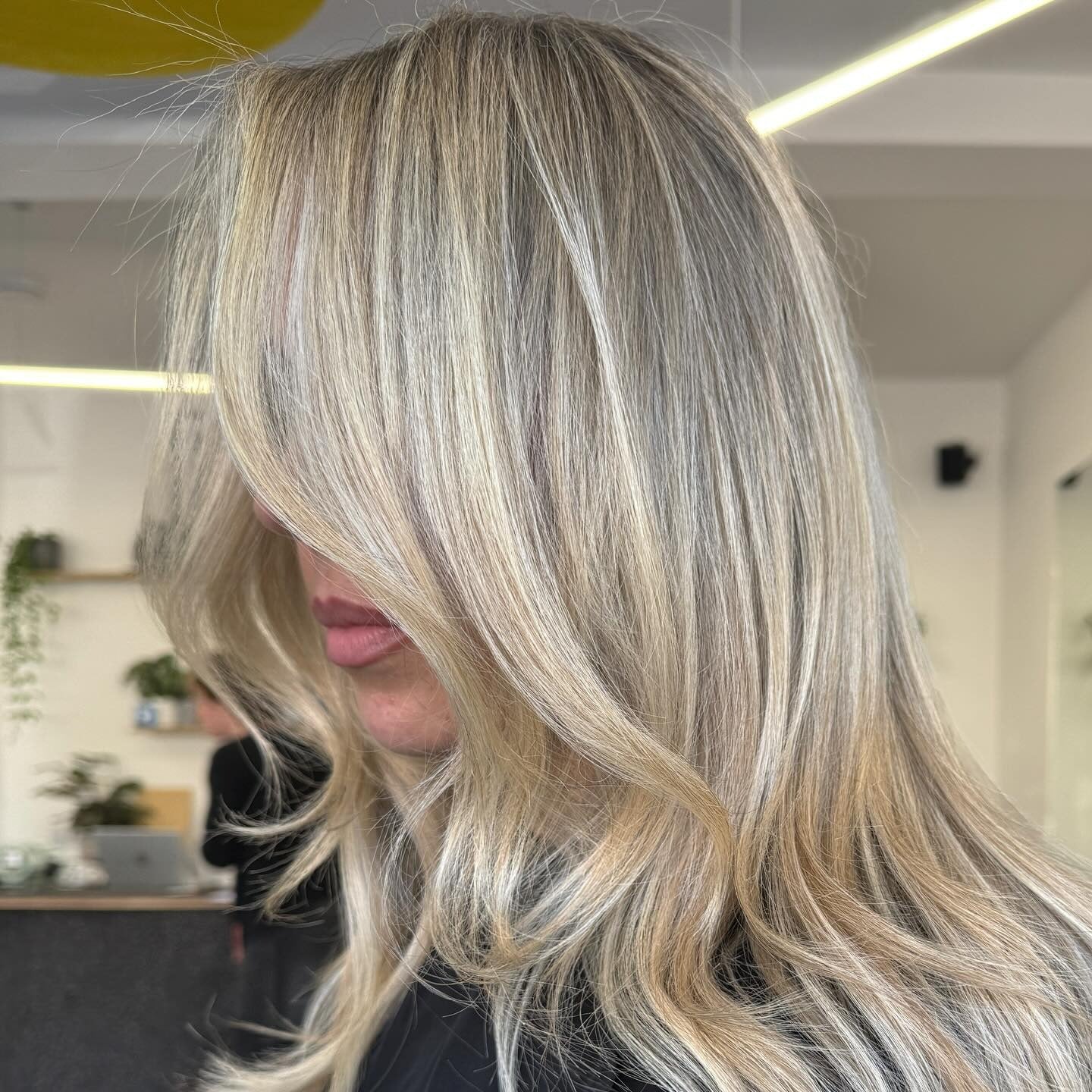 13. Silberblonde Schichten mit weichem Gesichtsrahmen (blonde Haarfarbe)