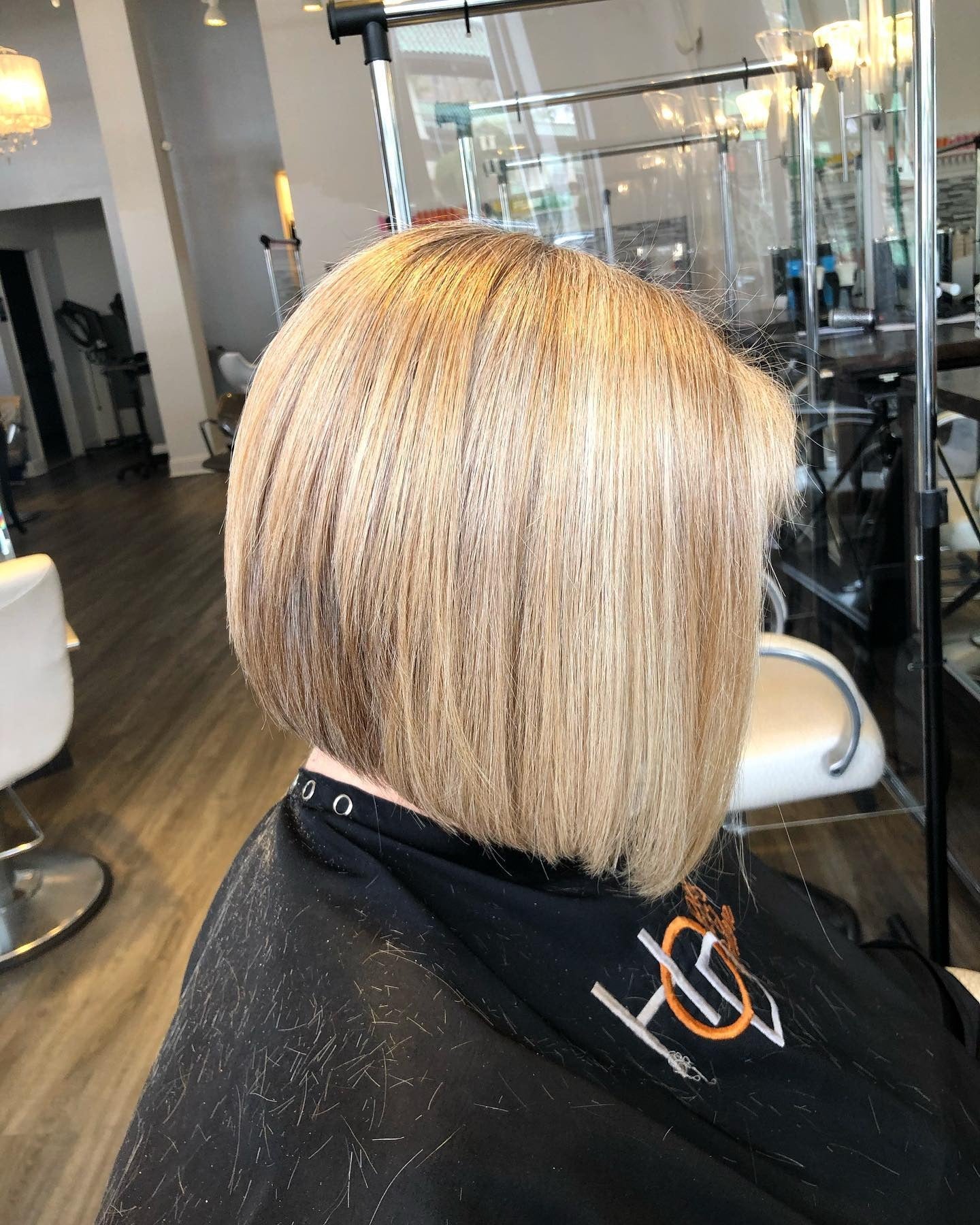 13. Schlanker abgleerer gestapelter Bob in Golden Blonde (gestapelte Haarschnitte)