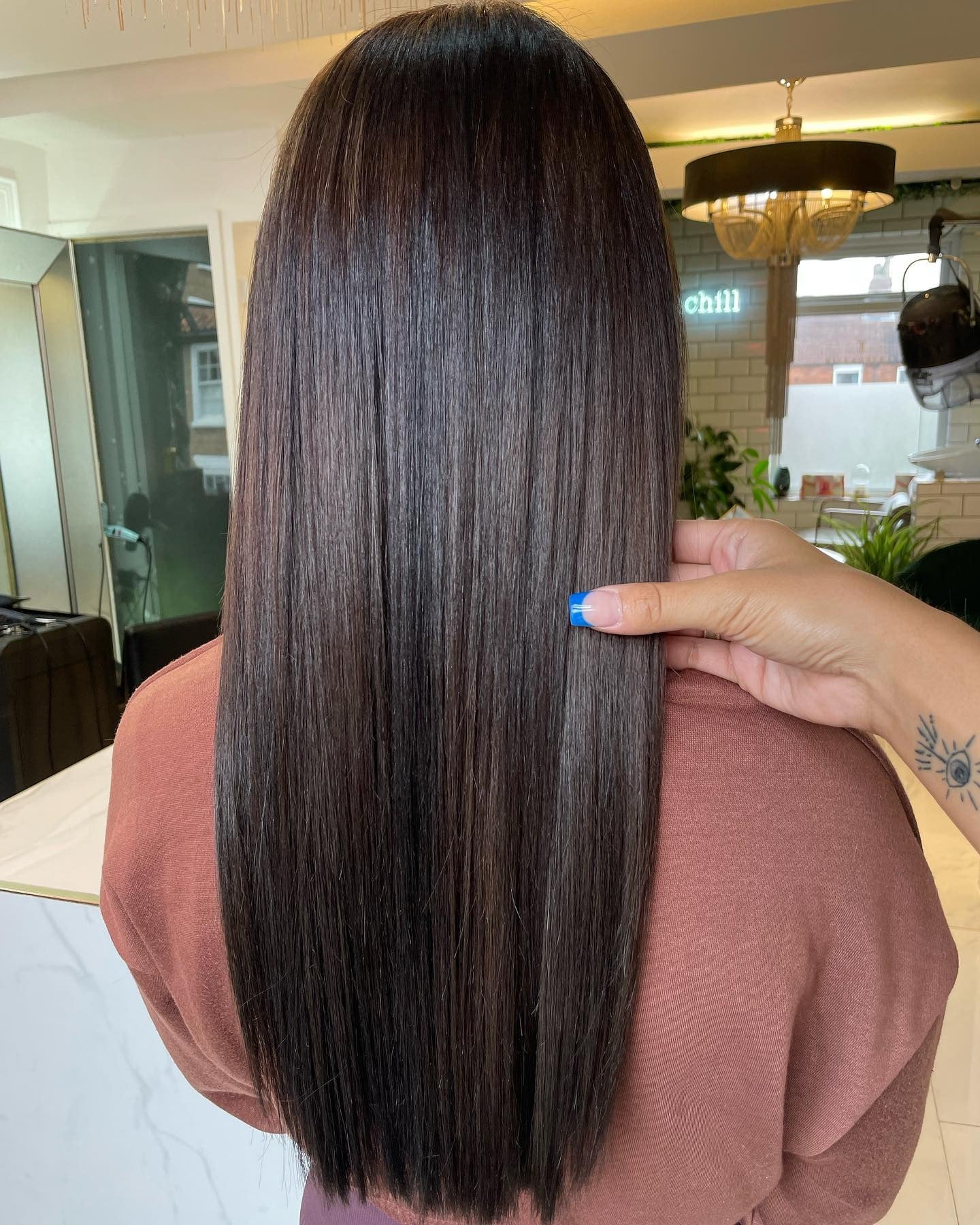 13. Glatte schokoladenbraune Längen mit polierten Highlights (schokoladenbraunes Haar mit Highlights)