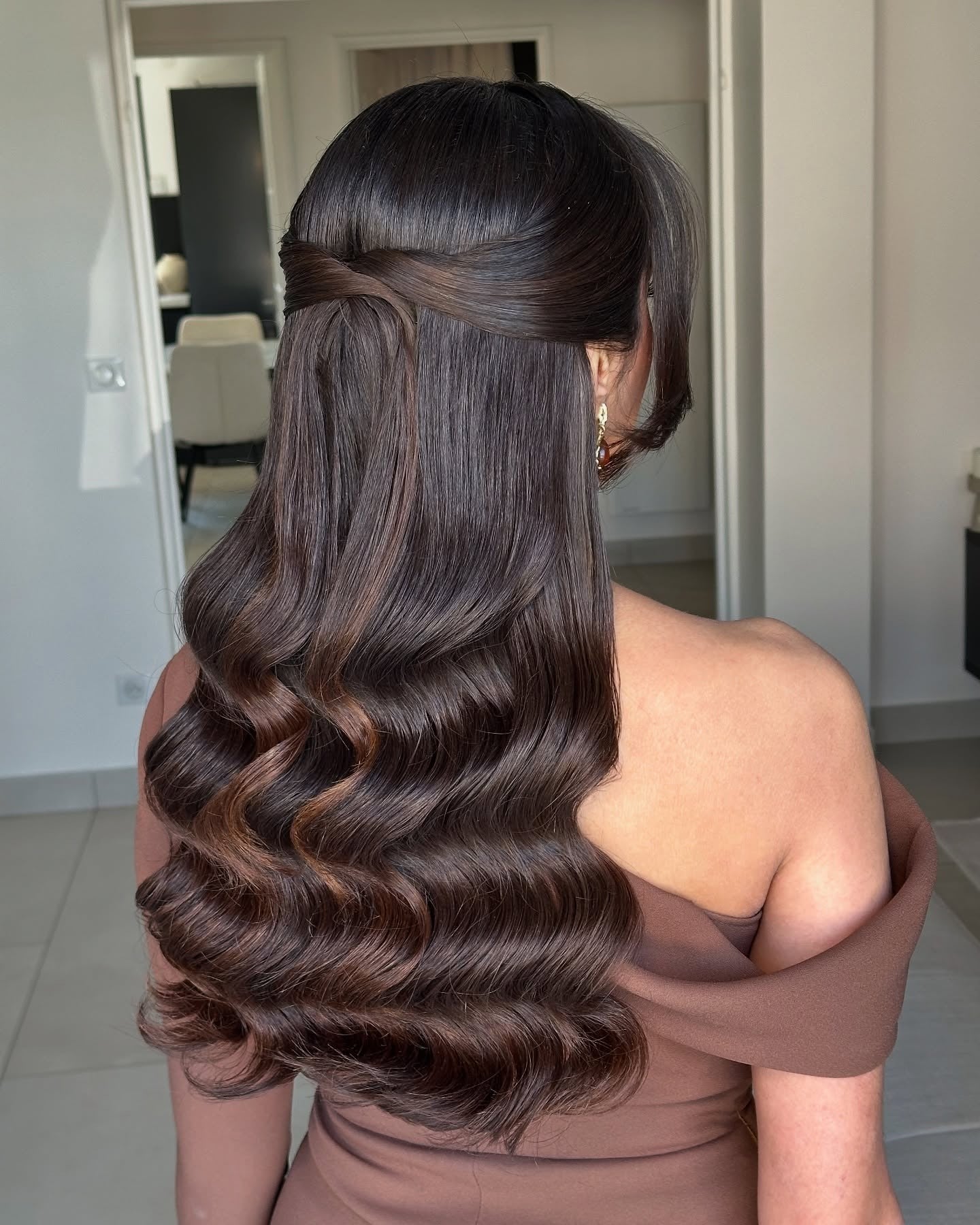 13. Schlanke Zimtwellen (lange Wellenfrisuren)