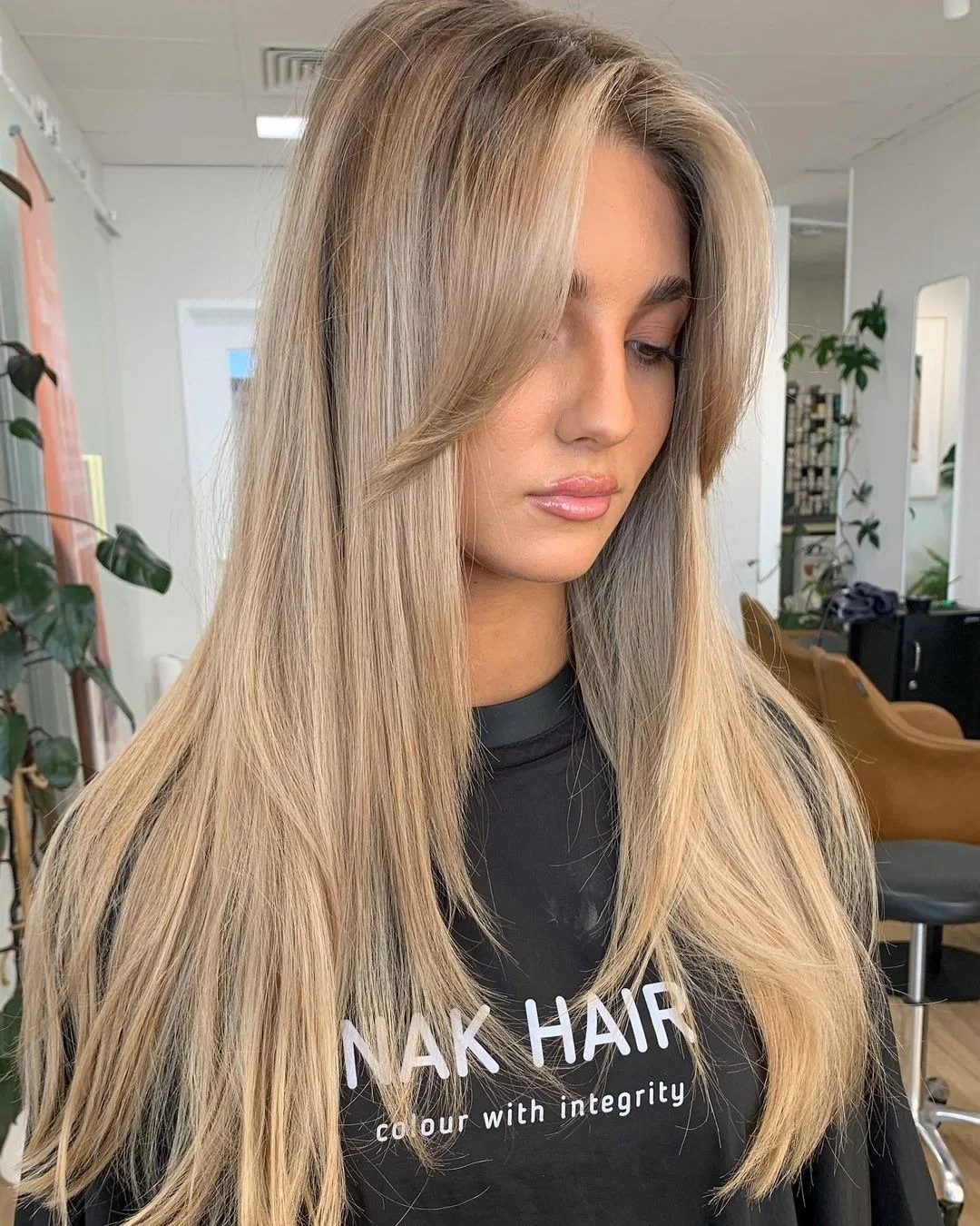 13. Glatter Curtain Bangs mit kühlem Sandblond (Curtain Bangs-Frisuren)