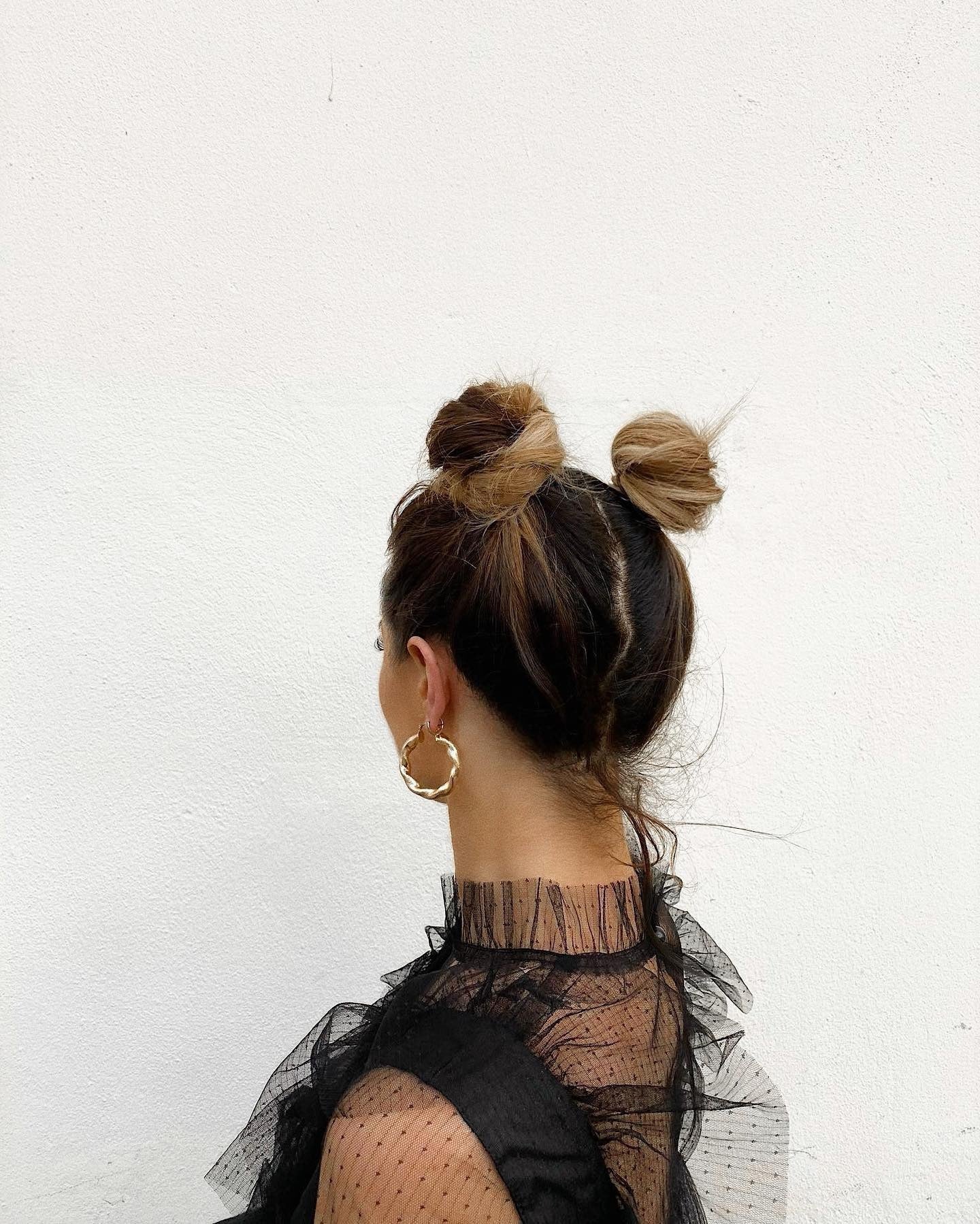 13. Schlanke Doppelbrötchen auf Kastanienbalayage Haar (Space Buns Frisuren)