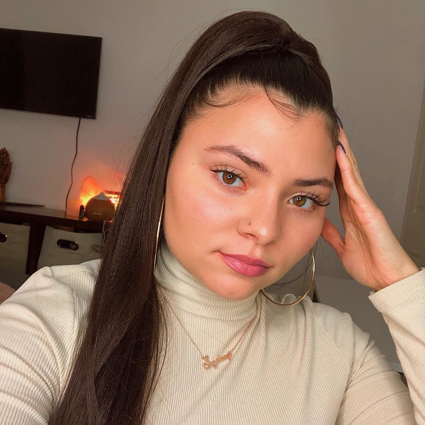 13. Schlanker hoher Pferdeschwanz in Schokoladenbraun (Winterfrisuren)