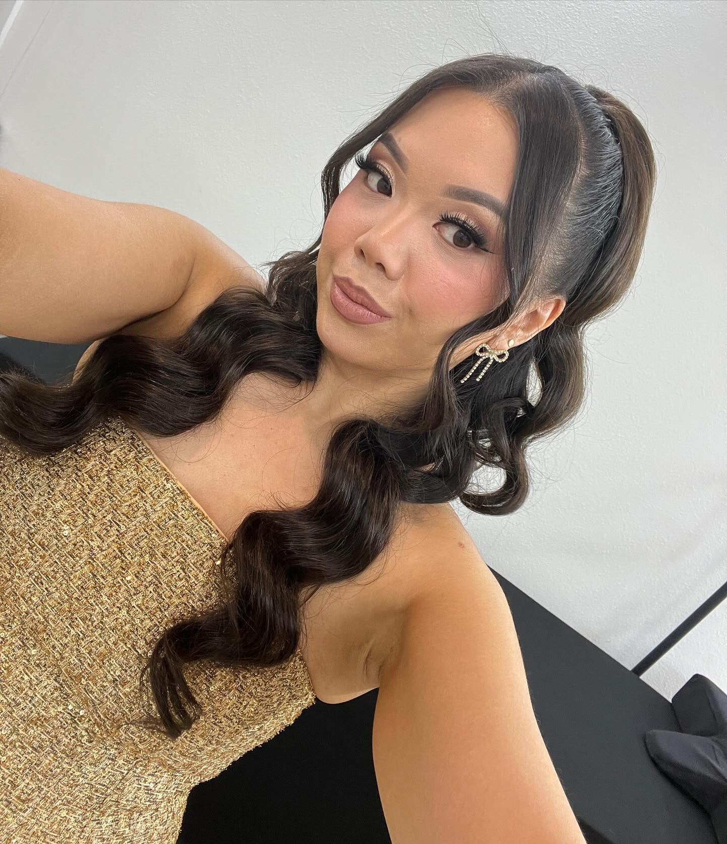 13. Schlanker hoher Pferdeschwanz mit glänzenden Wellen (Geburtstagsfrisuren)