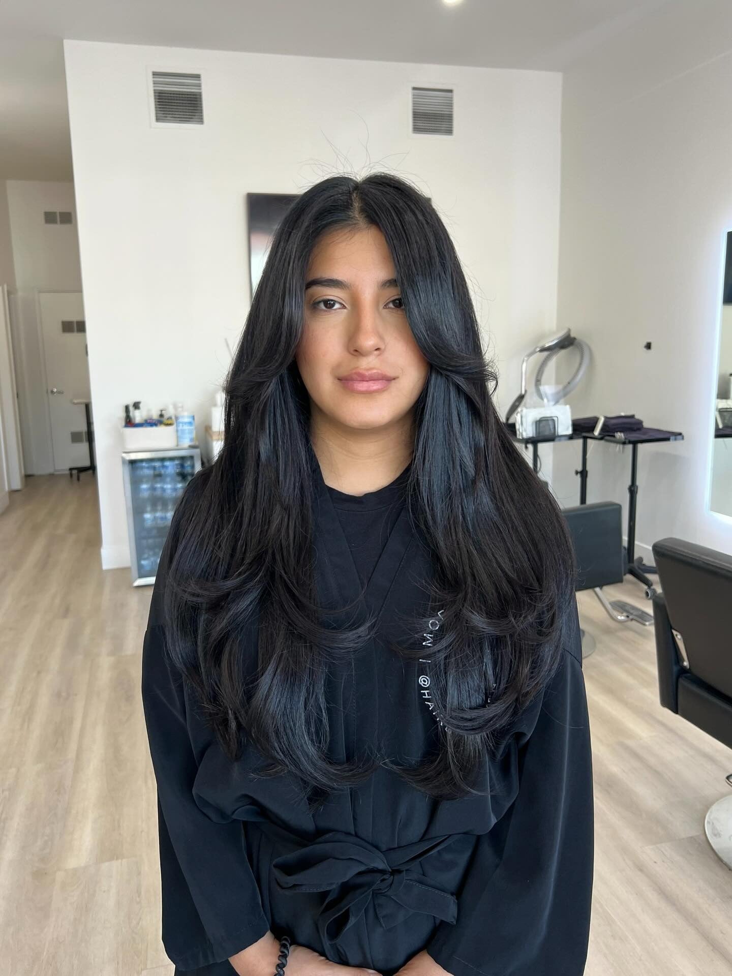 13. Schlafen Mitternachtsschwarz mit geschichtter Kontur (Gesichtshaarschnitte)