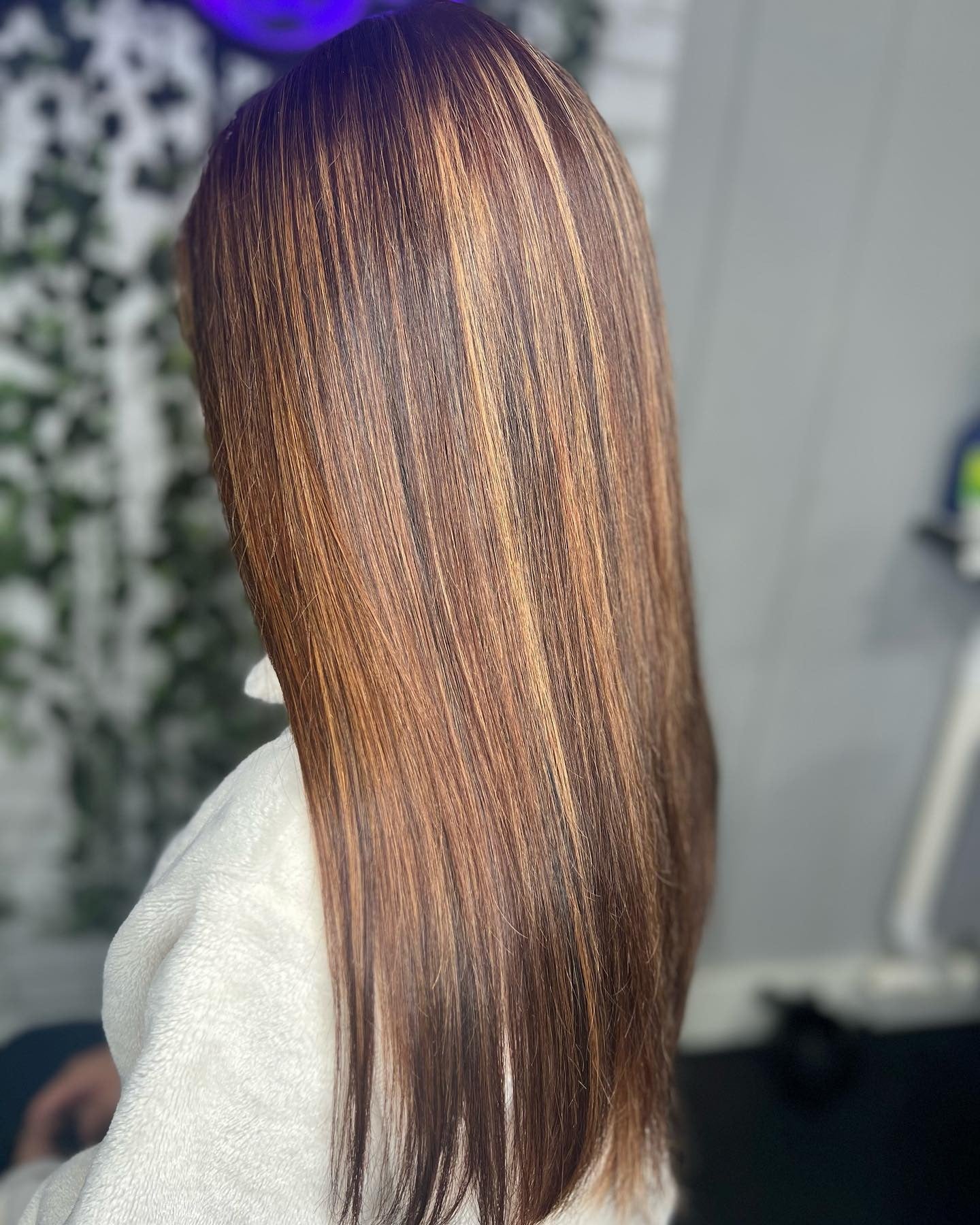 13. Schlankes Gerade mit Karamellhonigbändern (Honigbraune Haarfarbe)